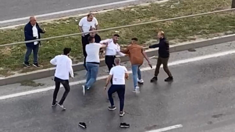 İki grup arasında bıçak ve silahlı kavga: 6 yaralı