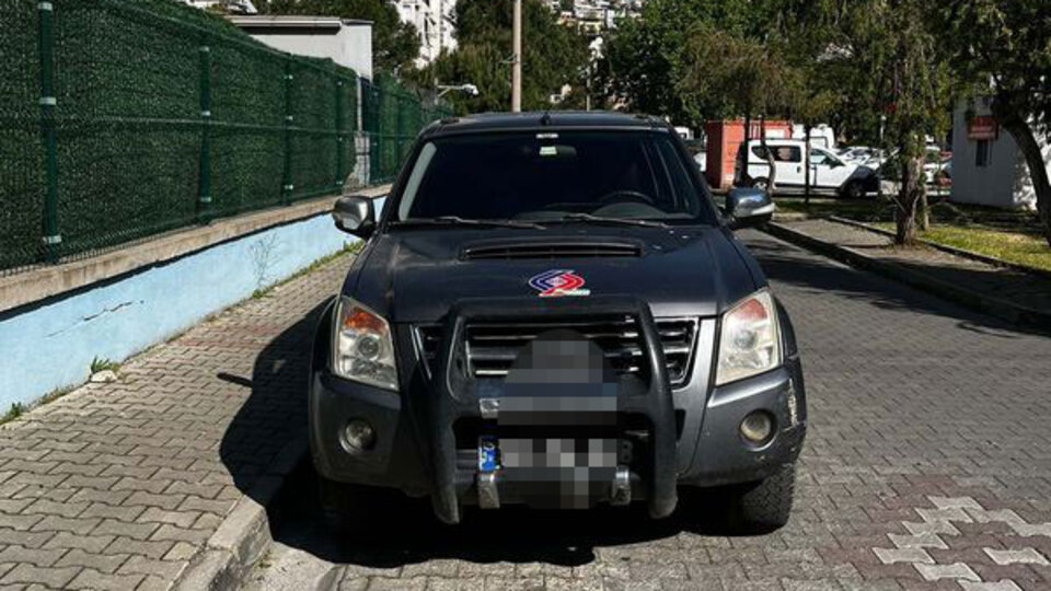 Biri 16, diğeri 13 yaşında... Resmi plakalı kamyoneti çalıp gaza bastı!