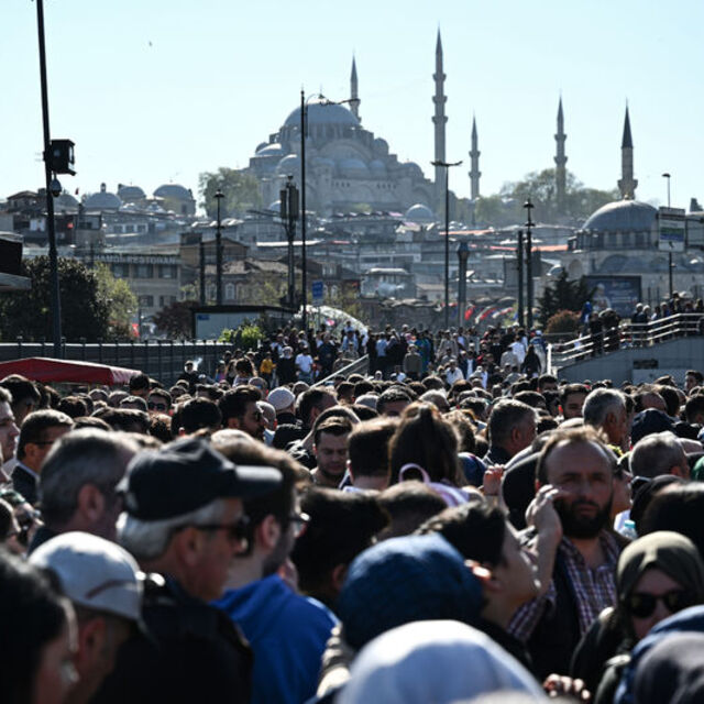 Eminönü'nde insan seli