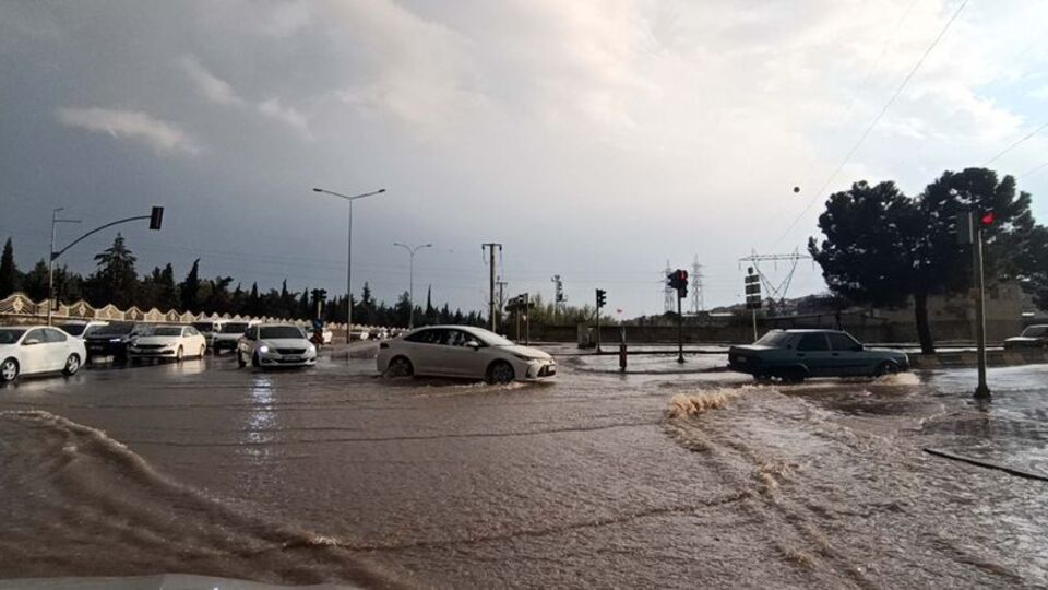Gaziantep'te sağanak: cadde ve sokaklar suyla doldu