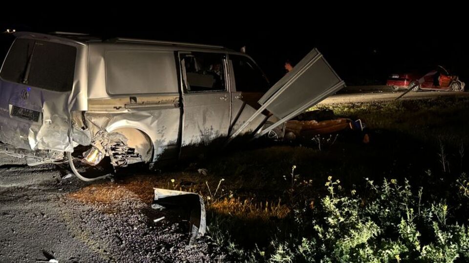 Otomobil ile kamyonet çarpıştı: 13 yaralı