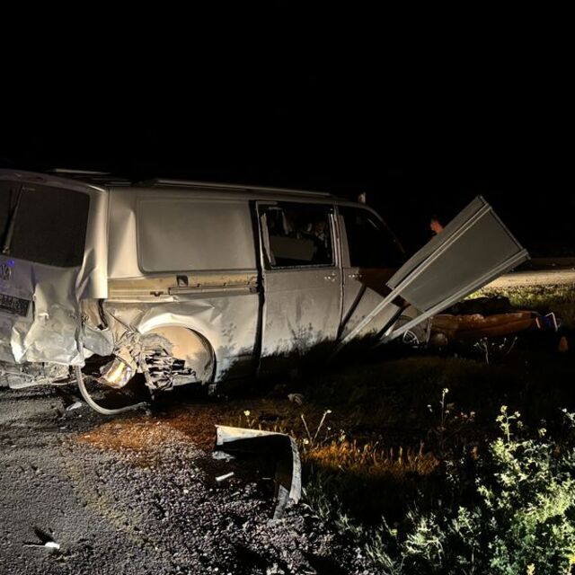 Otomobil ile kamyonet çarpıştı: 13 yaralı