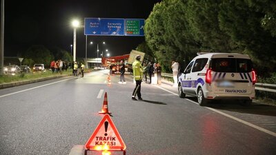 Karşı şeride geçen TIR, otomobile çarptı: 6 yaralı