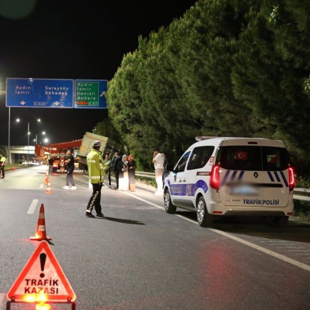 Karşı şeride geçen TIR, otomobile çarptı: 6 yaralı