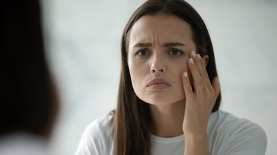 Aşırı makyaj ve kozmetik cilt bariyerini 18'li yaşlarda çökertiyor