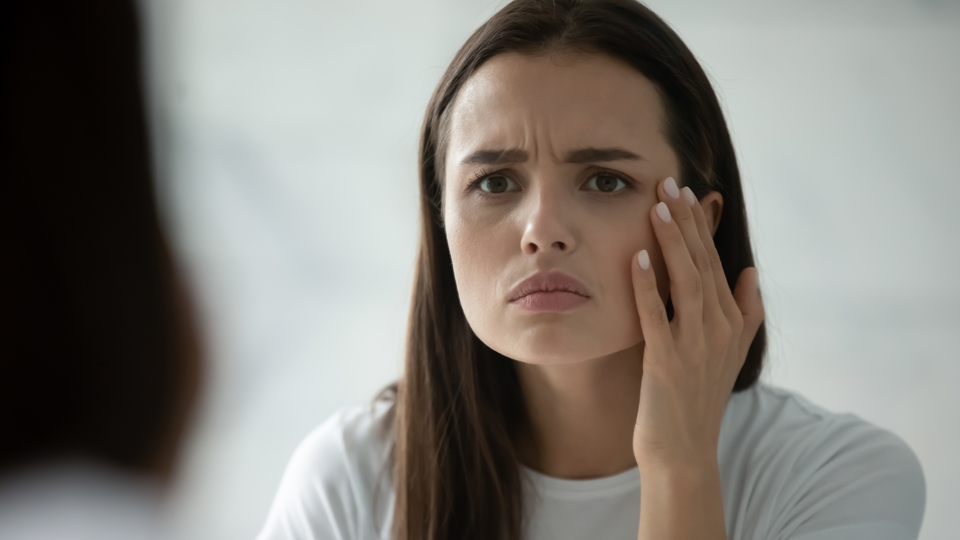 Aşırı makyaj ve kozmetik cilt bariyerini 18'li yaşlarda çökertiyor