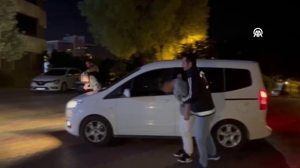 Ambulansı engelleyip hakaretlerde bulundular!