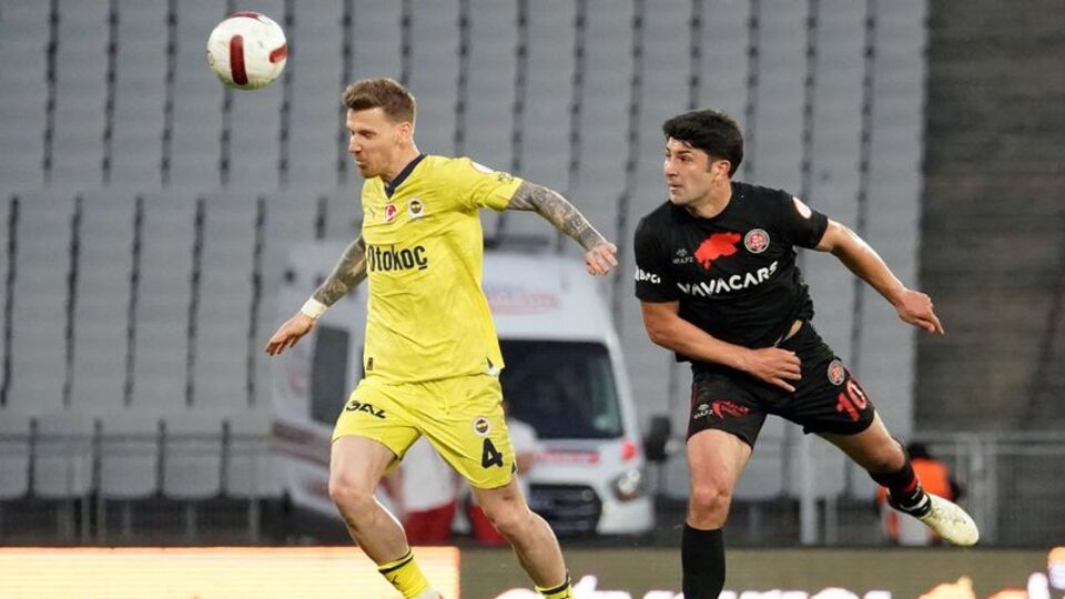 Serdar Aziz maça devam edemedi!