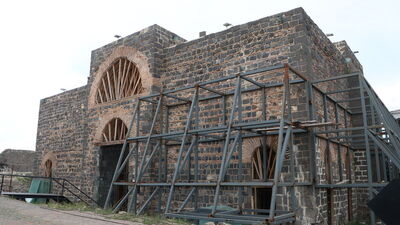 Depremde hasar gören kilise ve hamamda restorasyon