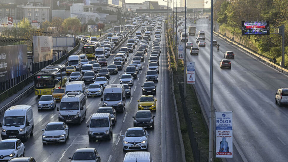 İlk iş gününde trafikte yoğunluk!