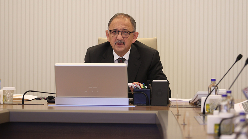 Bakan Özhaseki deprem konutları için tarih verdi