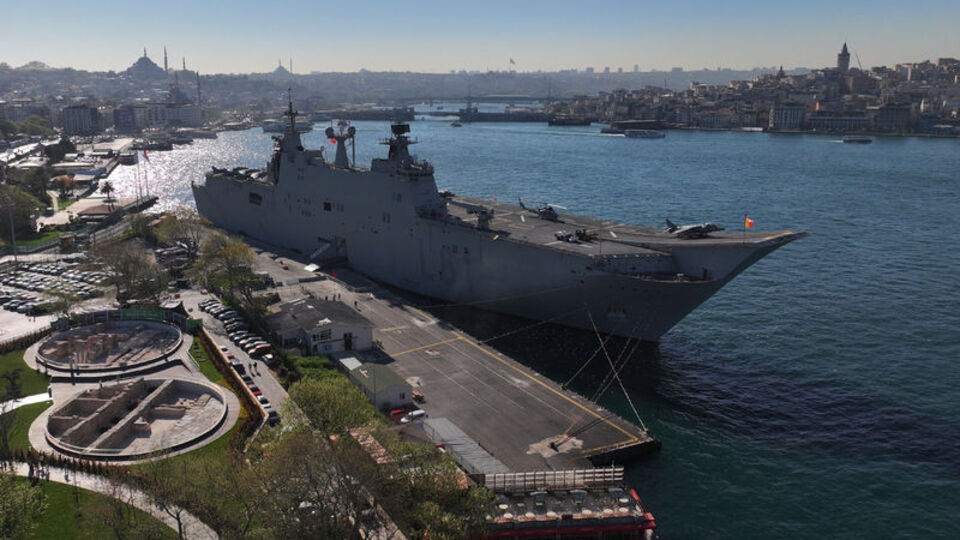 İspanya'nın amfibi hücum gemisi İstanbul'da