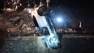 Hafif ticari araç dereye devrildi: 4 ölü, 1 yaralı