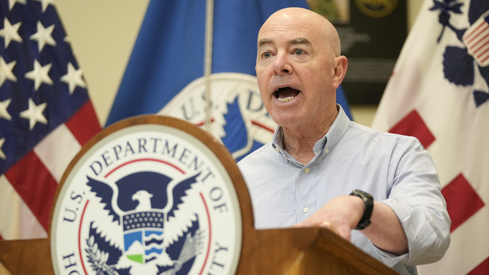 ABD'de İç Güvenlik Bakanı aleyhinde azil oturumu