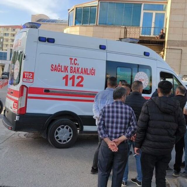 Devrilen traktörün altında kalan sürücü öldü
