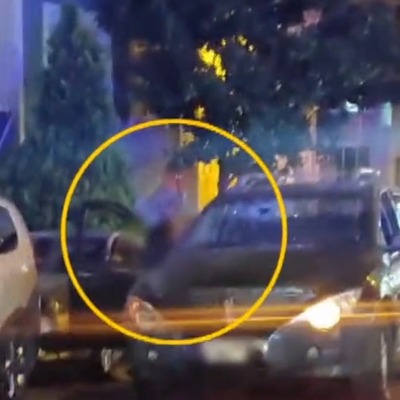  Topuklu ayakkabıyla araca saldırdı!