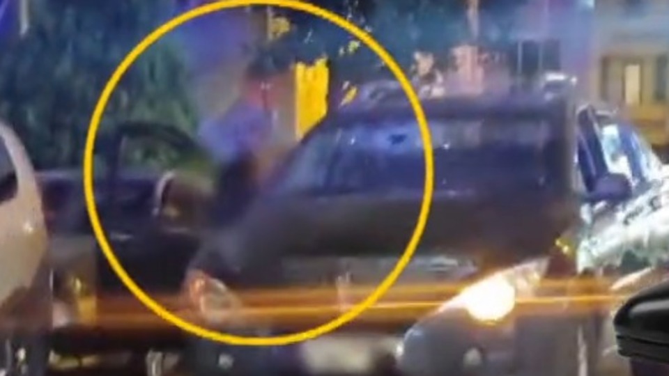 Topuklu ayakkabıyla araca saldırdı!