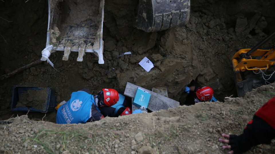 Kanal kazısında göçük oluştu! 3 işçiden 2'si öldü
