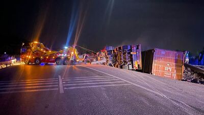 Bilecik'te TIR devrildi: 1 ölü