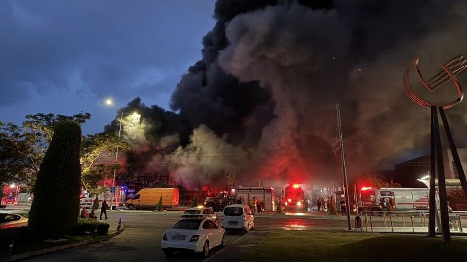 İzmir'de plastik fabrikasında korkutan yangın