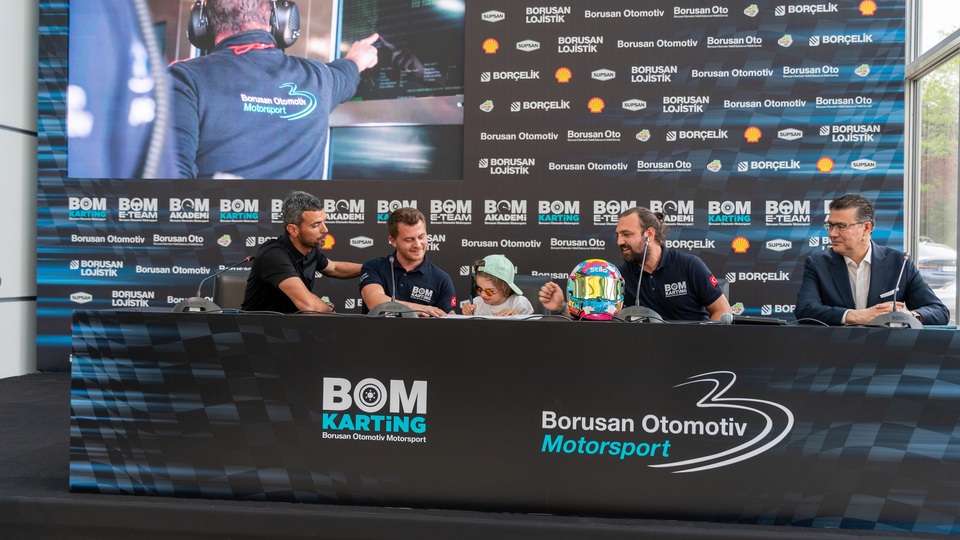 En genç pilot imzayı attı!