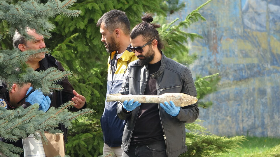 Kazı yaparken tanksavar roketi buldu