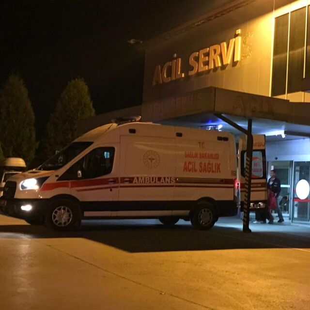 Kendisini yakmaya çalışan oğlunu engellemek istedi, ağır yaralandı