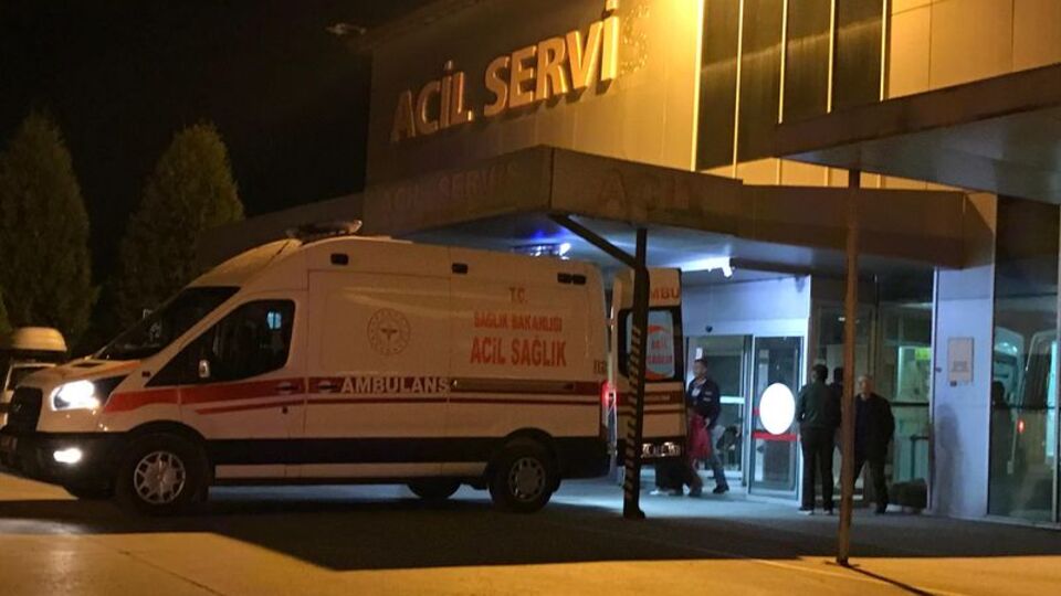 Kendisini yakmaya çalışan oğlunu engellemek istedi, ağır yaralandı