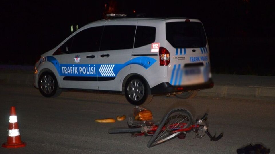 Otomobilin çarptığı bisikletli öldü, ekmekleri yola savruldu