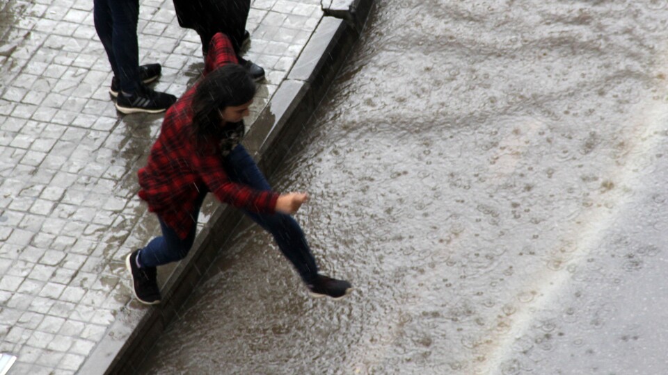 Bu bölgelerde sağanak var