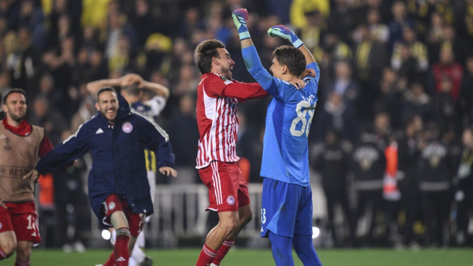 Üç penaltıyı da aynı köşeden çıkardı!