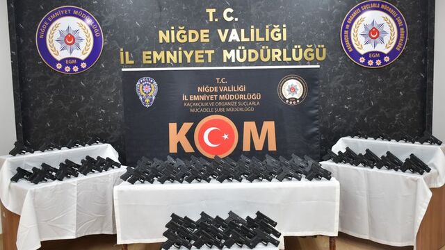 Kamyonda ruhsatsız 99 tabanca ele geçirildi