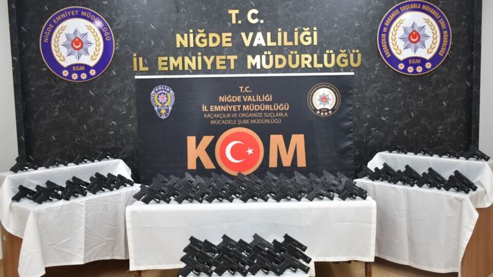 Kamyonda ruhsatsız 99 tabanca ele geçirildi