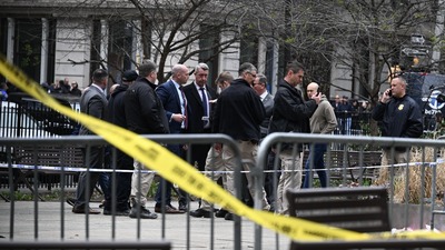 Trump'ın yargılandığı binanın önünde bir kişi kendini yaktı