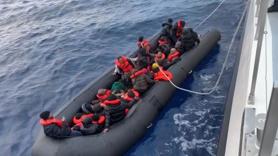 İzmir açıklarında 45 düzensiz göçmen yakalandı