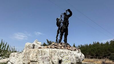 Köpekçi Nuri Efe heykelini ateşe verdi