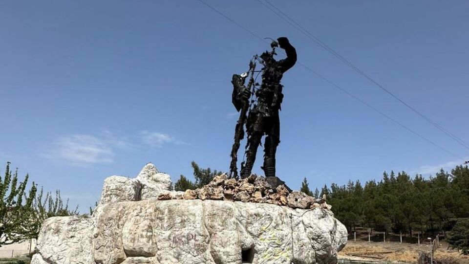 Köpekçi Nuri Efe heykelini ateşe verdi