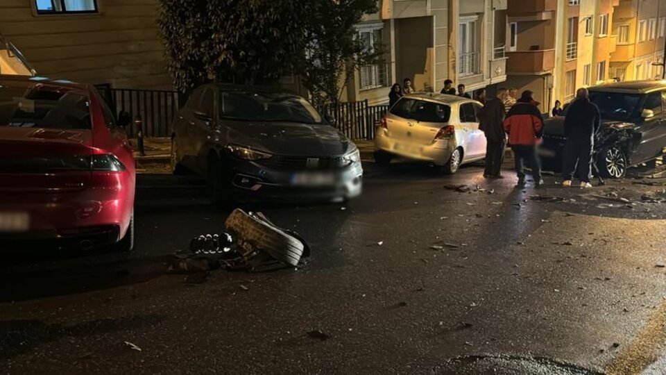 Sürücüsünün kontrolünden çıktı, 14 araca çarptı