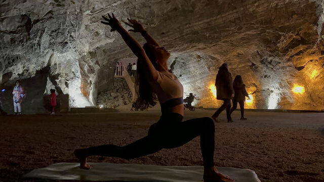 Tuz Dağı'nda yerin 80 metre altında yoga