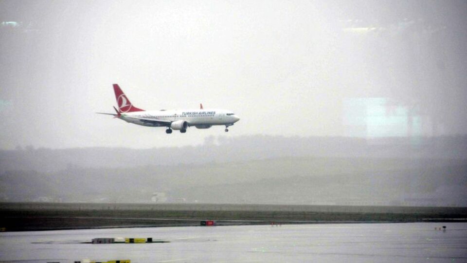 Kokpit camı çatlayan THY uçağı geri döndü