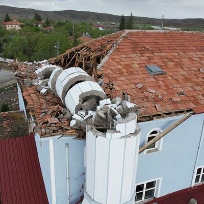 Fırtına çatıları uçurdu ağaçları devirdi