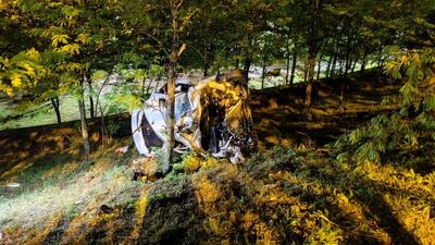 Bariyerleri aşan otomobil ağaca çarptı: 1 yaralı