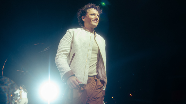 Memleketinde sahne aldı