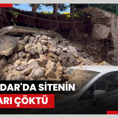 Üsküdar’da sitenin duvarı iki otomobilin üzerine çöktü