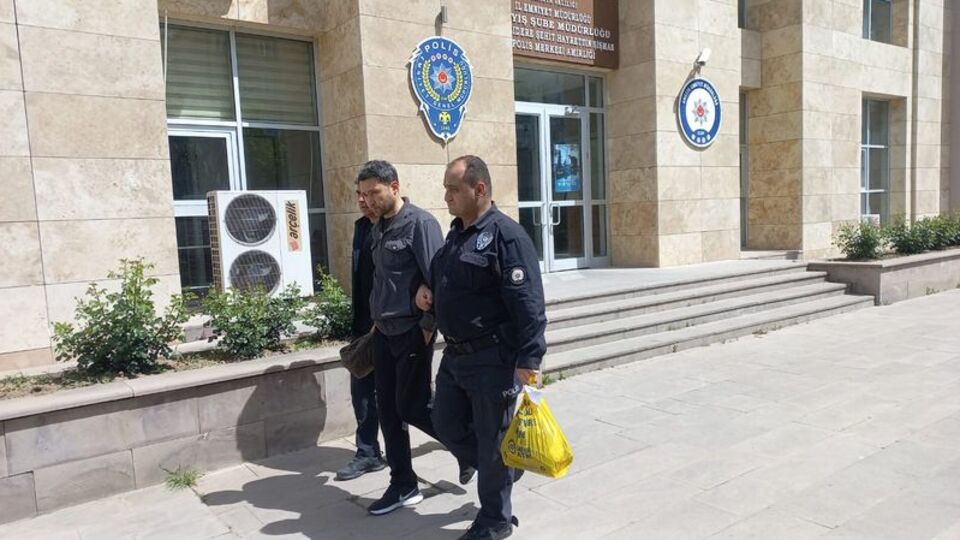 Komşu dehşeti! Yumruklayıp üzerine sıcak su döktü