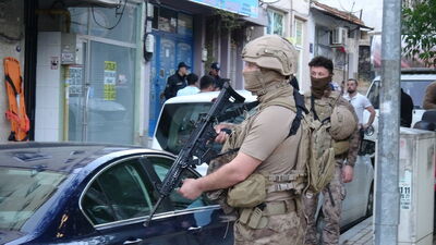 Firari hükümlü eşini ve iki çocuğunu rehin aldı