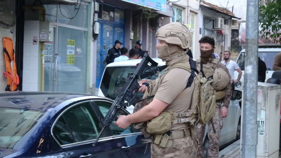 Firari hükümlü eşini ve iki çocuğunu rehin aldı