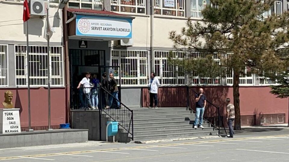 24 öğrenci köfte ekmek yedi! Hastaneye kaldırıldı!