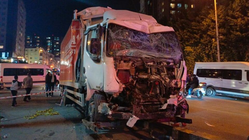 Esenyurt'ta kamyon 11 araca çarptı!