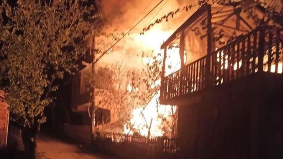 Kastamonu'da 2 ev alev alev yandı